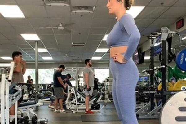 VEŽBALA JE U TERETANI, A SVI SU JOJ BULJILI DOLE: Bukvalno se sve vidi, iscurio i snimak (VIDEO)