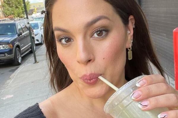 MANEKENKA POZIRALA POTPUNO GOLA U TRUDNOĆI: Ponosno nosi strije i višak kilograma - PRELEPA JE! (FOTO)