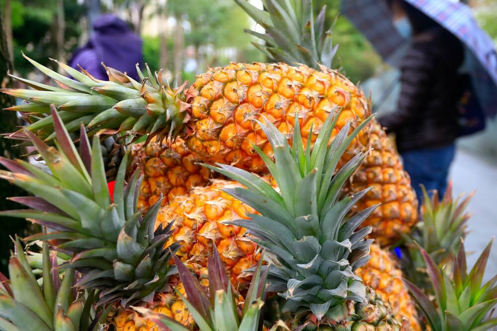 Bacanje kore od ananasa