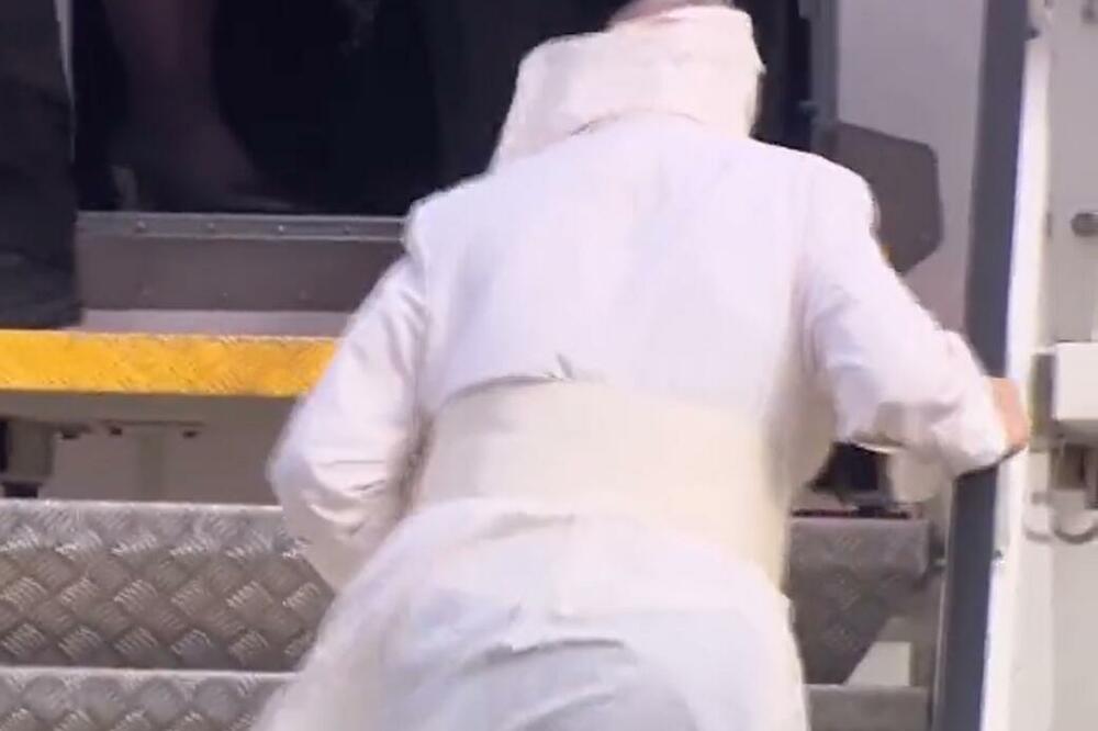 PAPA SE DOŽIVEO NEZGODU DOK SE PEO U AVION: Cela nezgoda snimljena (VIDEO)