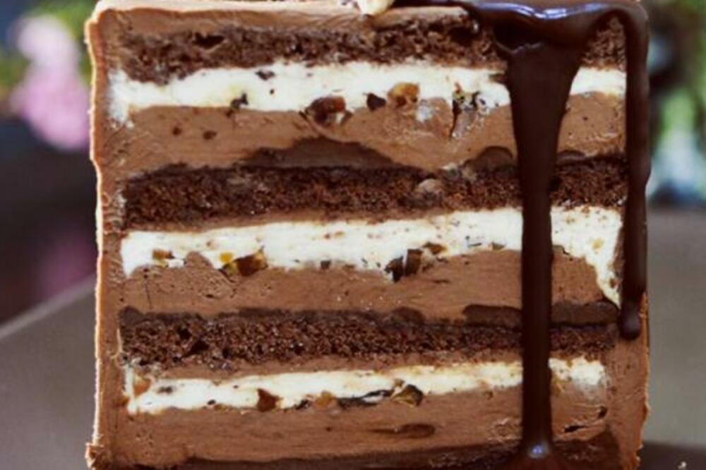 DOMAĆICE SE UTRKUJU ZA OVAJ RECEPT, TOPI SE U USTIMA: Ovu TORTU ćete želeti na SVAKOM SLAVLJU, preukusna je