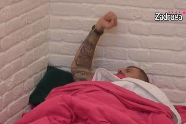 JANJUŠ SE OSVETIO MAJI I CARU ZA VRELU AKCIJU: Probudio se pa počeo da PEVA IZ SVEG GLASA i da UDARA rukama o zid!