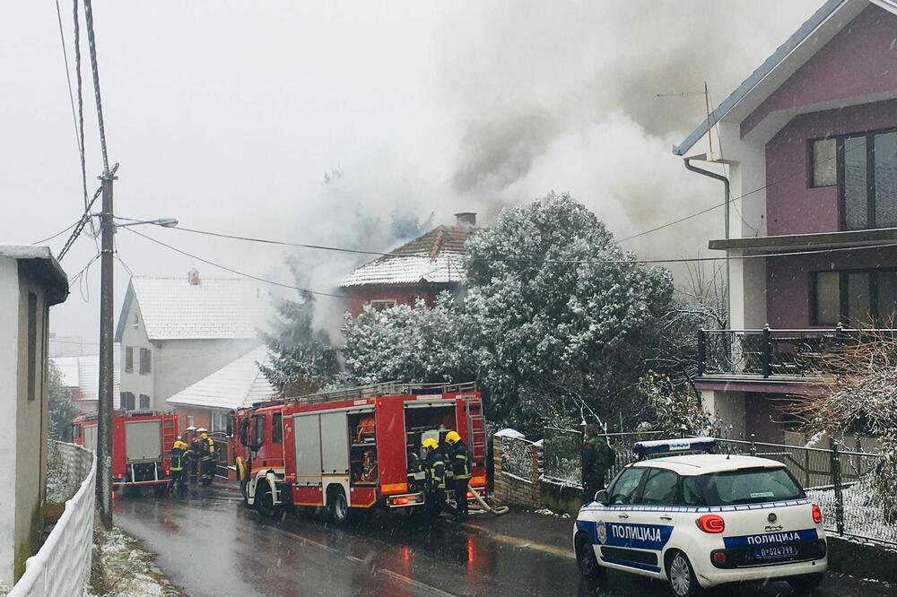 DRAMA U BELOM POTOKU! Cela kuća gori u PLAMENU, 4 vatrogasna vozila na terenu (FOTO) (VIDEO)