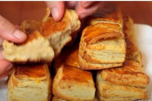 PREUKUSNE POGAČICE SA ČVARCIMA, OSVAJAJU NA PRVU, ALI I NA DRUGU: Obožavaćete ih (RECEPT)