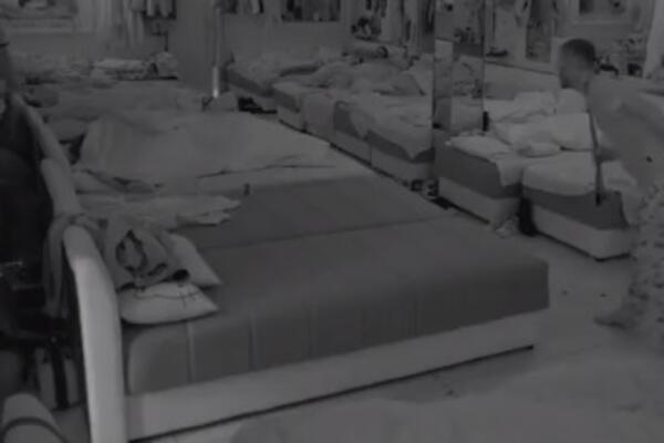 VOAJER U ZADRUZI?! Dok su imali ŽESTOKU AKCIJU prišao im je ON, a onda je uradio OVO! (VIDEO 18+)