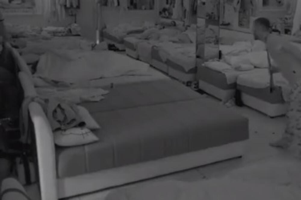VOAJER U ZADRUZI?! Dok su imali ŽESTOKU AKCIJU prišao im je ON, a onda je uradio OVO! (VIDEO 18+)