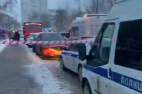 NAORUŽANI NAPADAČ ZAPUCAO U MOSKVI! 2 osobe poginule, ranjena devojčica (10) (VIDEO)