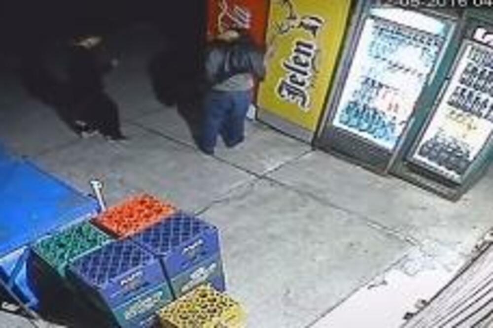 OVO IMA SAMO KOD NAS! Nadzorne kamere snimile pijanca u akciji, njegov POTEZ nasmejao je celu Srbiju! (VIDEO)