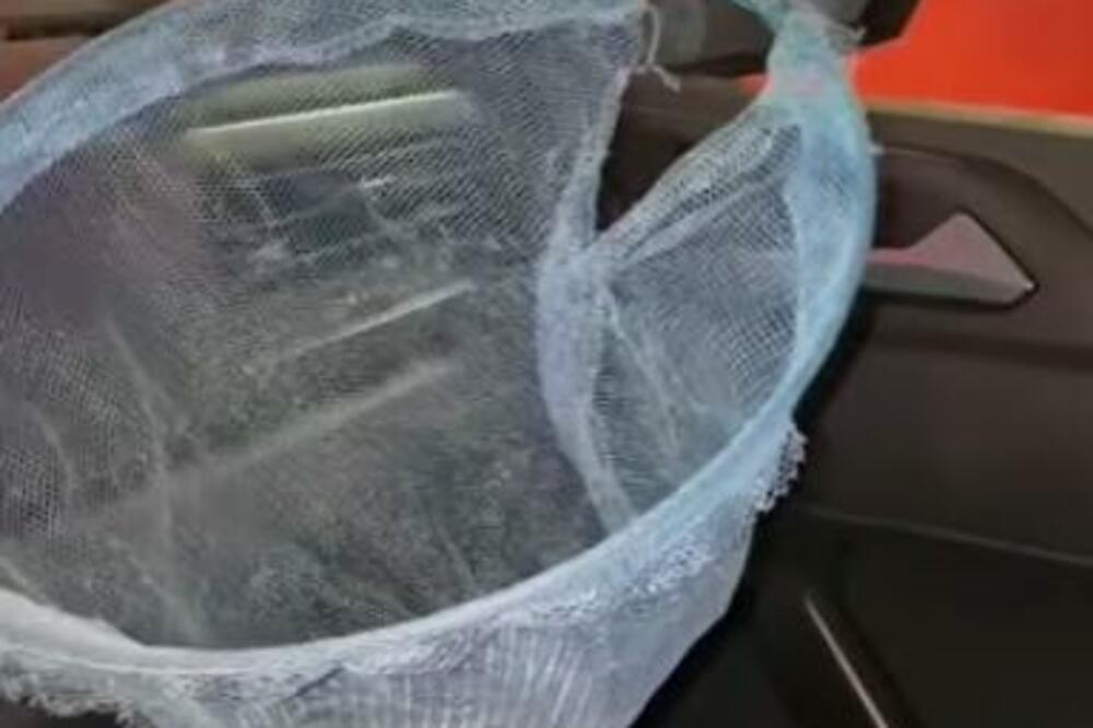 DA LI JE MOGUĆE? URNEBESAN SNIMAK NAPLAĆIVANJA PARKINGA NA BALKANU: Snalažljivi radnik smislio HIT metodu (VIDEO)