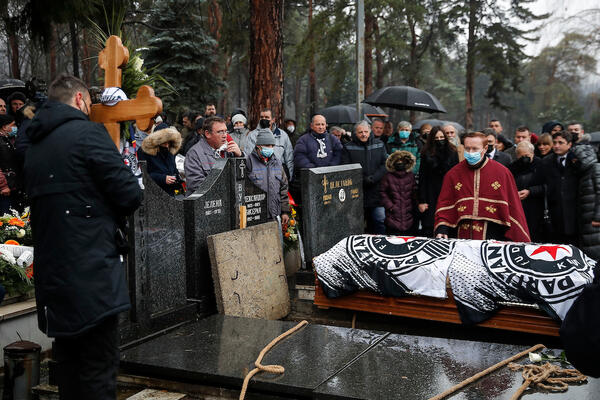 MOCA JE SAHRANJEN UZ HIMNU PARTIZANA: Kovčeg nosili igrači i trener Stanojević! (FOTO)