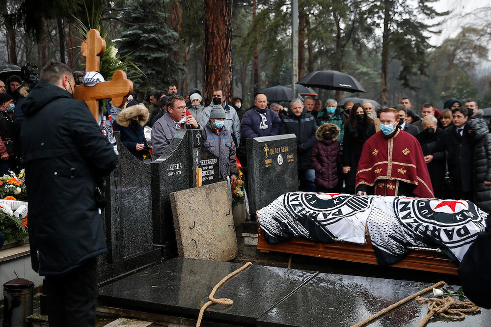 MOCA JE SAHRANJEN UZ HIMNU PARTIZANA: Kovčeg nosili igrači i trener Stanojević! (FOTO)