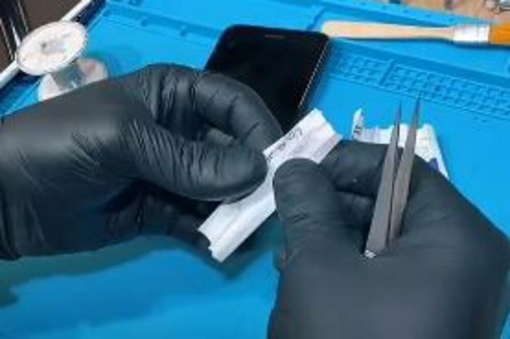 KRENUO DA POPRAVLJA TELEFON, A ONDA JE ISPALA CEDULJA IZ NJEGA! Muž majstoru ispisao OVE reči, HIT! (VIDEO)