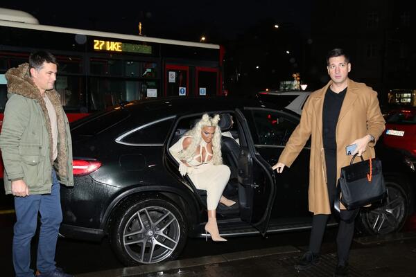 JELENA KARELUŠA ZABLISTALA U HALJINI KOJU JE SAMA DIZAJNIRALA: Ogroman DEKOLTE i rezovi ispod stomaka, PRAVA DIVA!