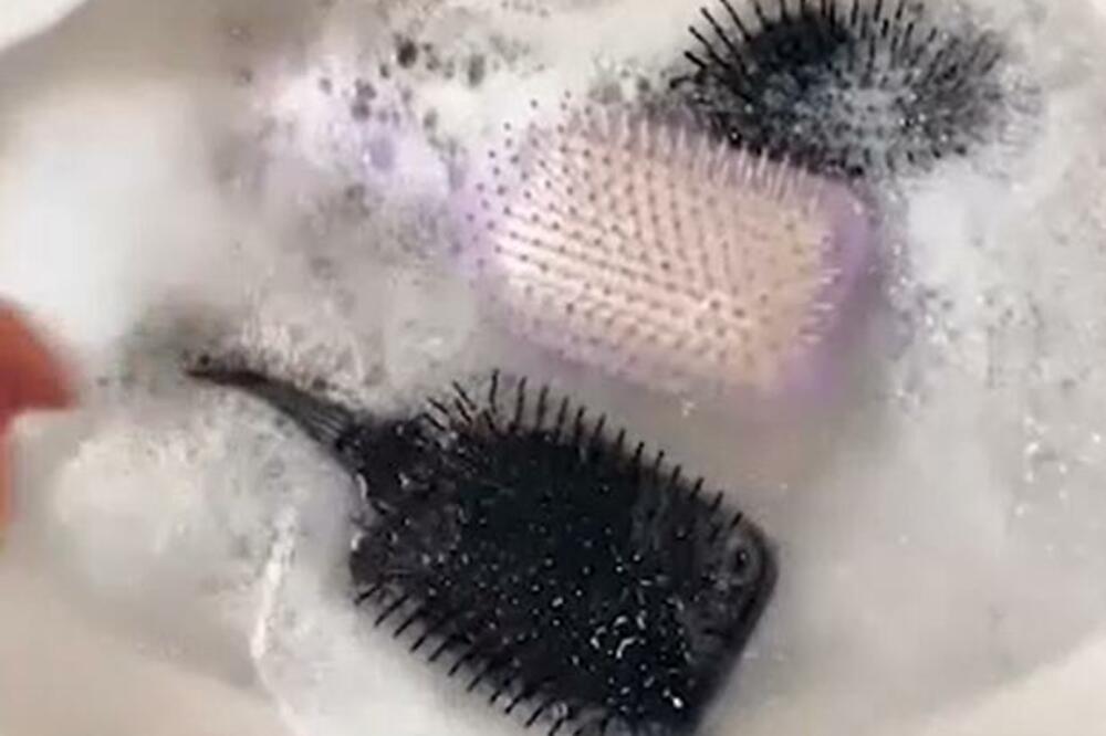 OPRALA JE ČETKE ZA KOSU I NE MOŽETE DA ZAMISLITE ŠTA JE NAŠLA U NJOJ: Snimak je mnoge ZGROZIO (VIDEO)