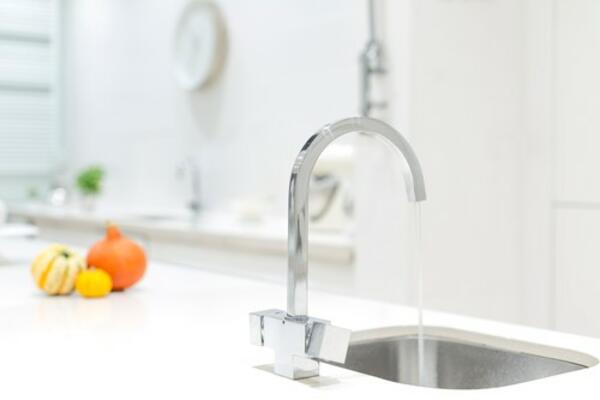 OVA NAMIRNICA SKIDA KAMENAC I FLEKE SA SVIH POVRŠINA: EFIKASNIJA od SODE BIKARBONE, a svaka kuća je ima