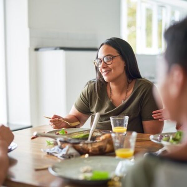 Sedela je sa majkom i očuhom na večeri, a kad je on ovo uradio počela je da vrišti: Ljudi se pitaju kako je moguće