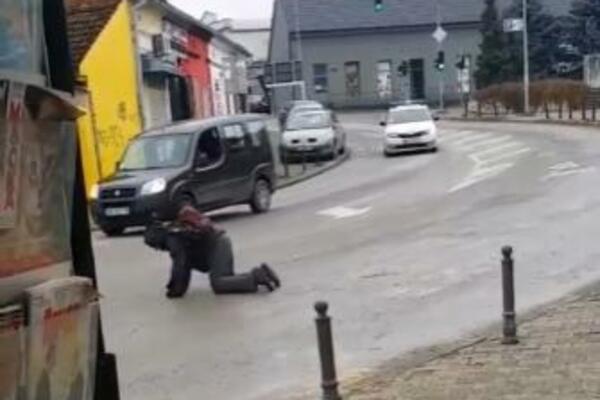 ČOVEK PUZI NASRED ULICE U SREMSKOJ KAMENICI! Pojavio se strašan snimak, reakcije vozača su ZABRINJAVAJUĆE (VIDEO)