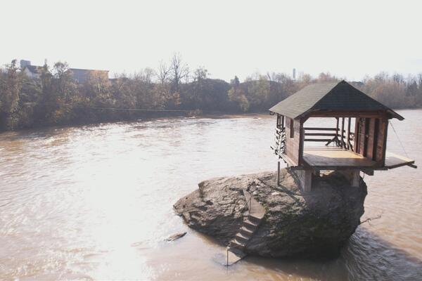 BUJICA SAMO ŠTO NE ODNESE NAJVEĆI SIMBOL BAJINE BAŠTE: Kućica na Drini jedva odoleva naletima vode koji ŠIKLJAJU!