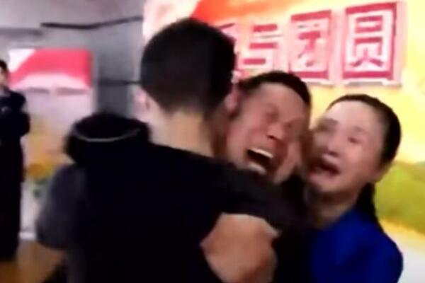 MLADIĆ UJEDINJEN SA RODITELJIMA NAKON 14 GODINA POTRAGE: O njegovoj otmici je snimljen film (VIDEO)