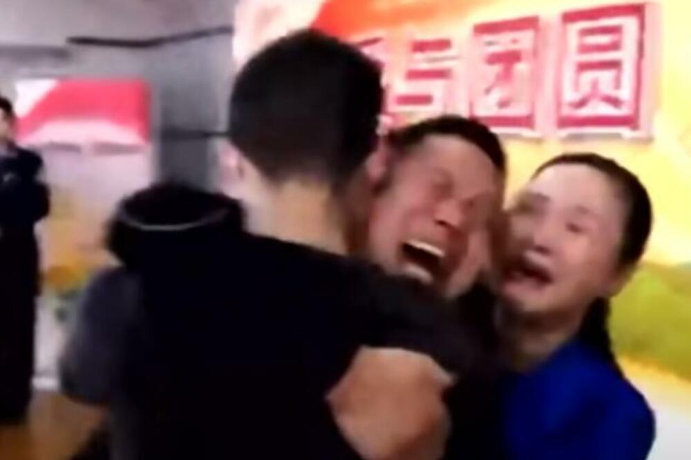 MLADIĆ UJEDINJEN SA RODITELJIMA NAKON 14 GODINA POTRAGE: O njegovoj otmici je snimljen film (VIDEO)