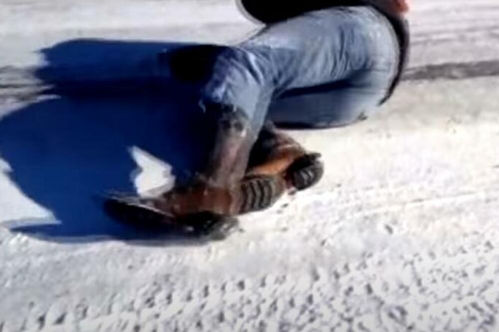 RUSKI DOKTOR OTKRIVA KAKO SE PONAŠATI AKO SE OKLIZNETE NA LED: Jednu stvar morate uraditi PRE NEGO ŠTO USTANETE