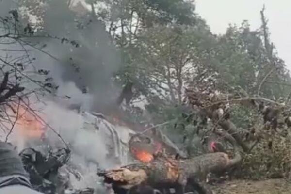 RASTE BROJ ŽRTAVA U PADU INDIJSKOG HELIKOPTERA: Sudbina načelnika Generalštaba i dalje nepoznata (VIDEO)