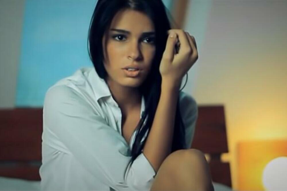 OD OPEKOTINA JOJ IZGORELO POLA TELA, OSTALA JE BEZ KOSE! Manekenka je prošla kroz PAKAO, tek da je vidite danas!