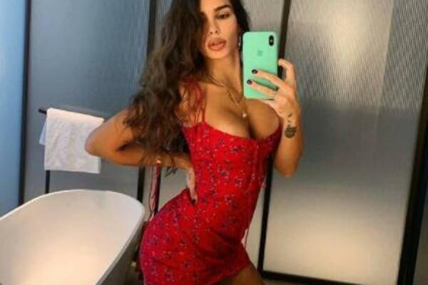 ŽENA BIVŠEG REPREZENTATIVCA SRBIJE SLIKALA SE SKROZ GOLA: Napravila VREO selfi, oboriće sve sa nogu! (FOTO)