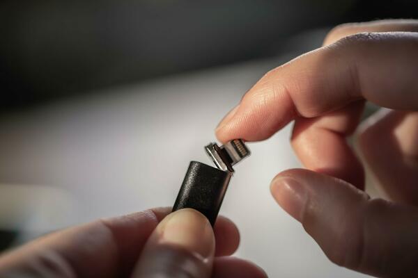 MAGNETNI USB KABL ZA SVE MODELE SMART UREĐAJA: Praktičan, dugotrajan, napuni bateriju duplo brže od običnog punjača