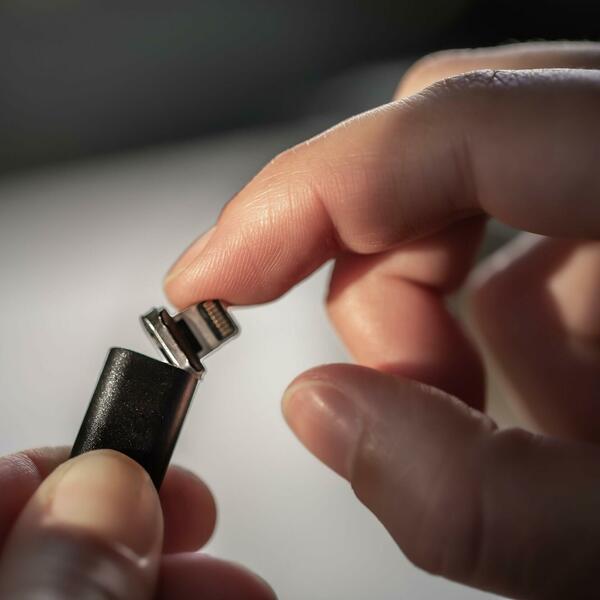 MAGNETNI USB KABL ZA SVE MODELE SMART UREĐAJA: Praktičan, dugotrajan, napuni bateriju duplo brže od običnog punjača