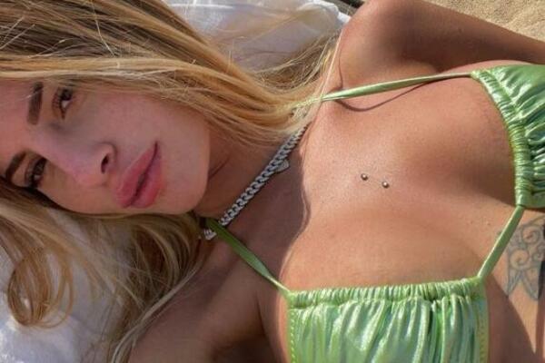 IMPRESIVAN OBIM GRUDI, VITKA LINIJA, PUNE USNE, ZAVODLJIV POGLED: MUŠKARCI JOJ SE NUDE NA TACNI! (FOTO)