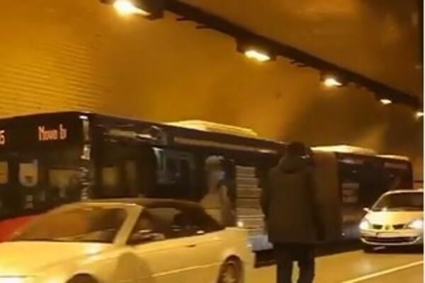 MRTAV 'LADAN ŠETA TERAZIJSKIM TUNELOM, A VOZILA LETE PORED NJEGA: Isplivao UZNEMIRUJUĆI SNIMAK, šta radi to?! VIDEO