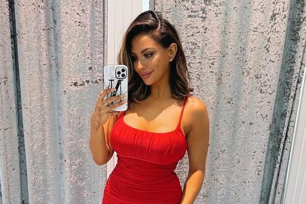 NATAŠA SE SKINULA U VRELI DONJI VEŠ I POKRENULA LAVINU: Svi gledaju u 1 detalj, DOBRO OBRATITE PAŽNJU! (FOTO)