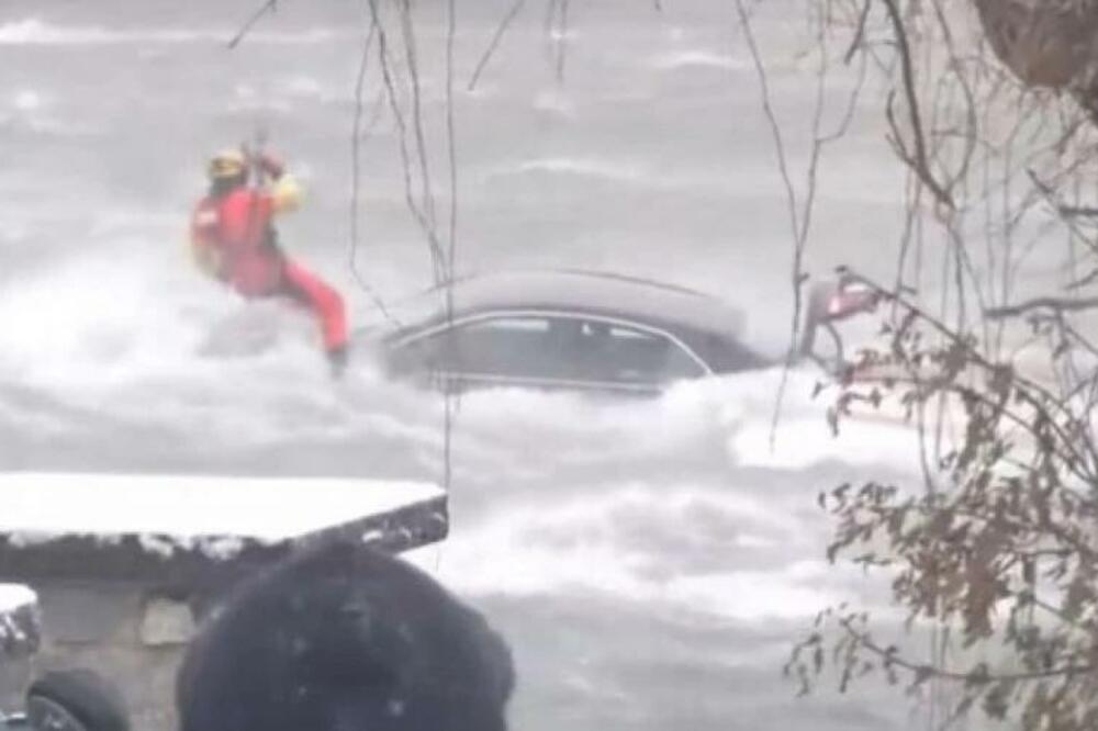 STRAVIČNO, NASTRADALA ŽENA, NIJE JOJ BILO SPASA: Isplivao snimak DRAME, kolima SLETELA U REKU, TUGA! (VIDEO)