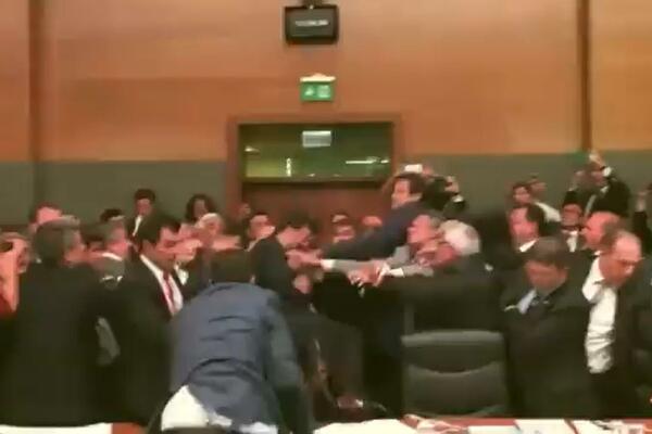 SNIMAK KOJI ĆE VAS ZGROZITI: Uličarsko ponašanje POSLANIKA, BRUTALNA TUČA USRED PARLAMENTA TURSKE! (VIDEO)