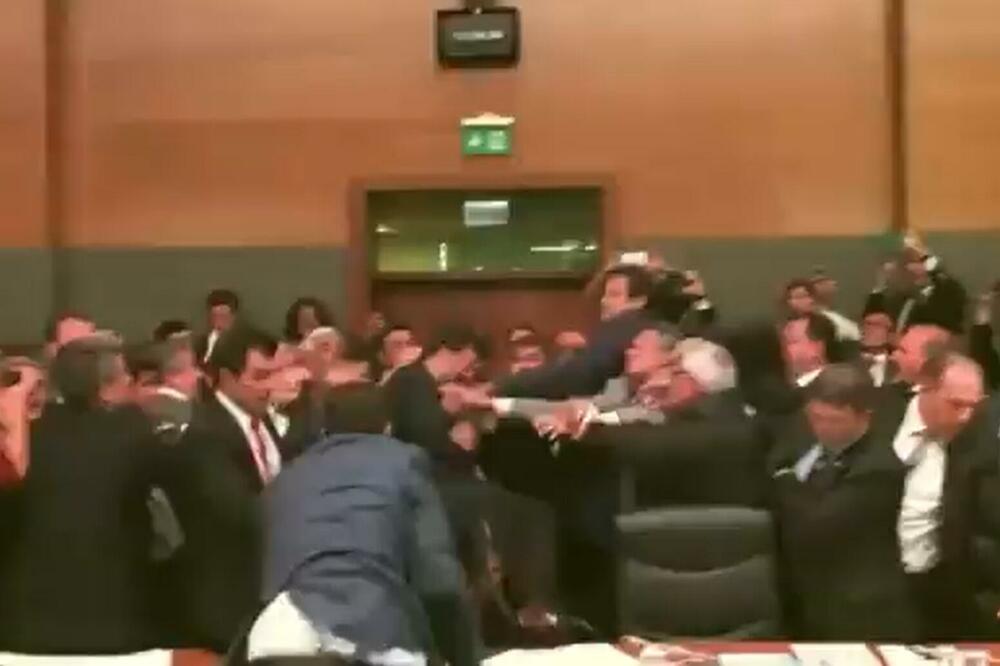 SNIMAK KOJI ĆE VAS ZGROZITI: Uličarsko ponašanje POSLANIKA, BRUTALNA TUČA USRED PARLAMENTA TURSKE! (VIDEO)
