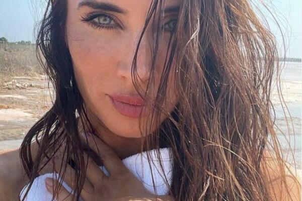 RAMOSEVA ŽENA ŽARI I PALI DRUŠTVENIM MREŽAMA: Provokativna fotografija u donjem rublju od 100 hiljada lajkova!