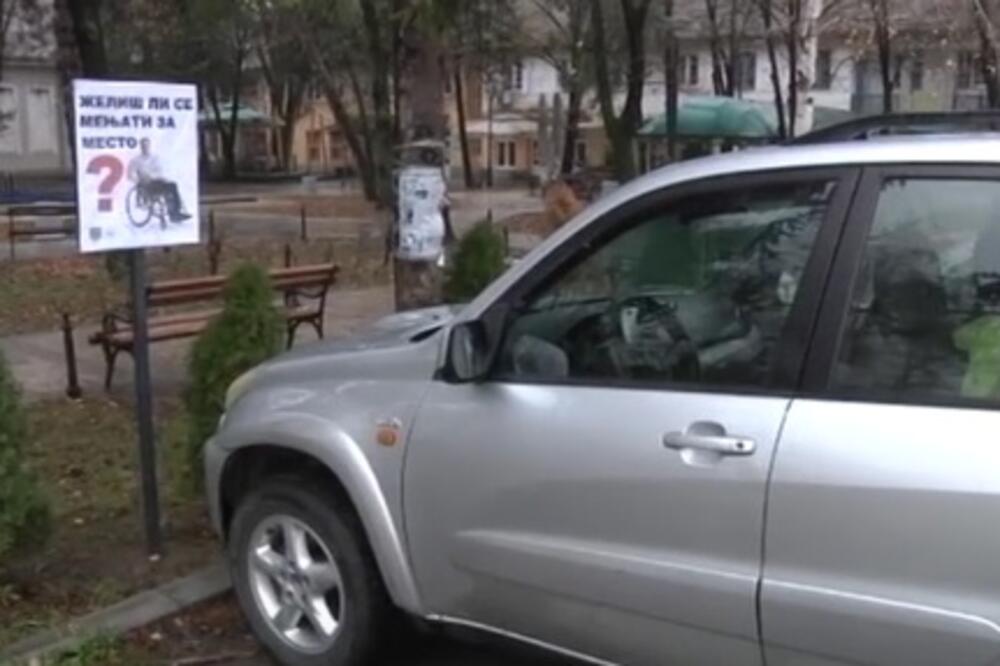 LJUDI SU OČAJNI! Ko u Opovu zauzima parking mesta osoba sa invaliditetom? (FOTO)