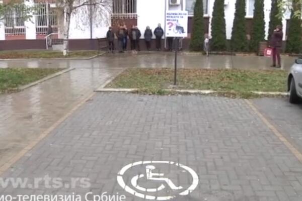 "VIDEO SAM ČUDO NA PARKINGU U NIŠU": Čovek ANEGDOTOM napravio POMETNJU na Tviteru, svi se SLAŽU u JEDNOM!