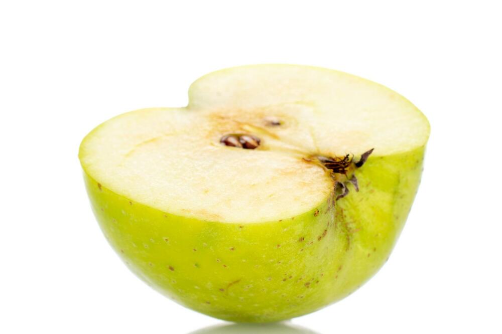 OVAJ DEO JABUKE MNOGI BACAJU, A TO JE OGROMNA GREŠKA: Istog trenutka prestanite sa tim