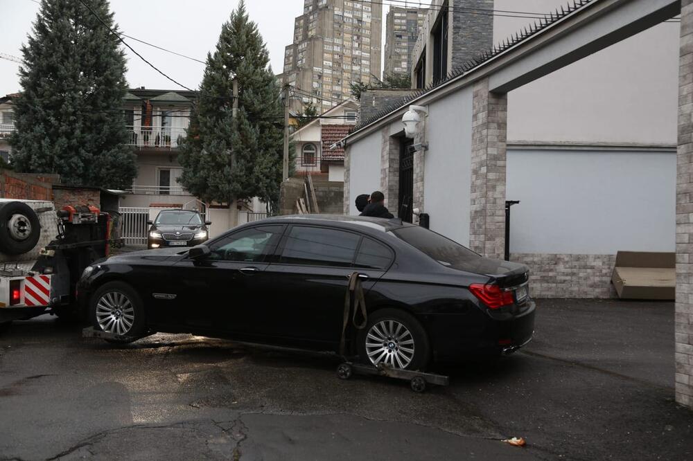 DETALJI HAPŠENJA ŽENA KRIMINALACA U BEOGRADU: Kod Miljkovićeve zaplenjen BLINDIRANI AUTOMOBIL (FOTO)