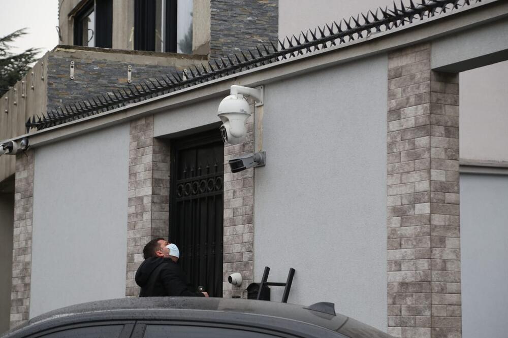 POLICIJA SKINULA KAMERE SA VILE NA ZVEZDARI: Policajci češljaju celu kuću od jutros!