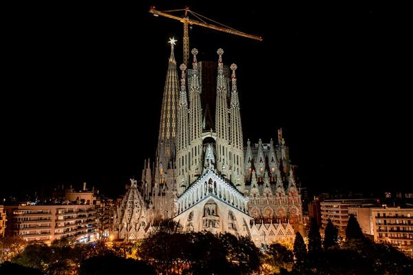 SPEKTAKL U BARSELONI! Otvoren 138 metara visok toranj bazilike Sagrada Familija, NESTVARAN PRIZOR (FOTO/VIDEO)