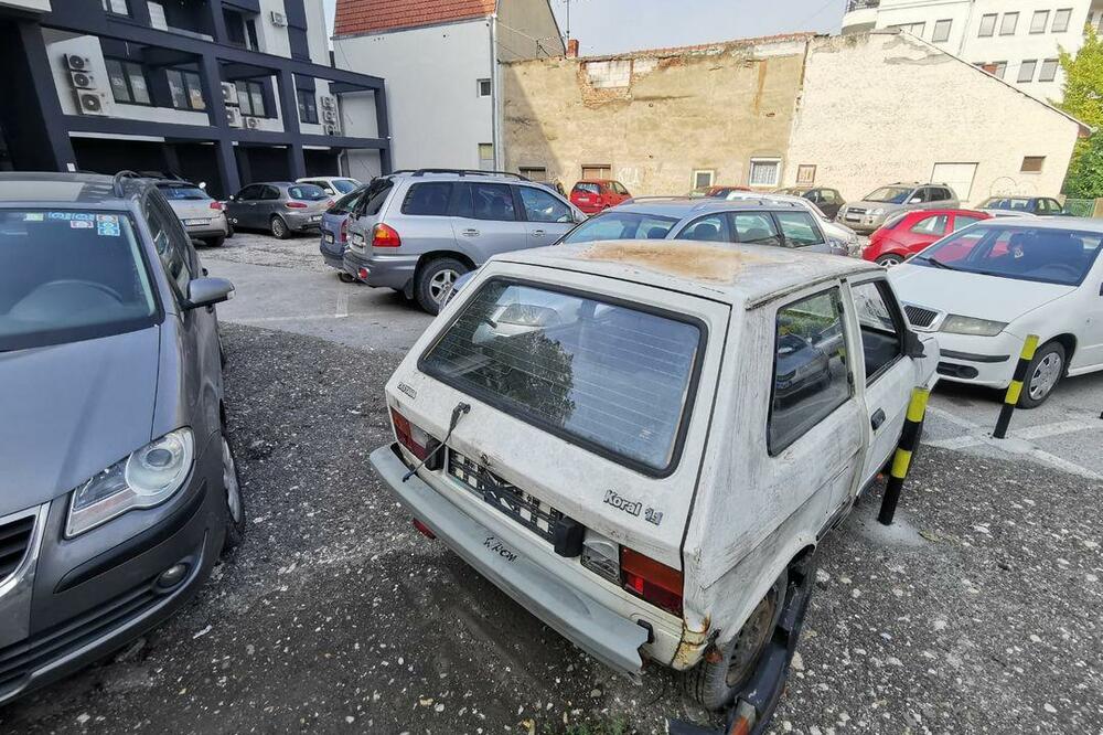 FOTKA "JUGA" SA PARKINGA U BEOGRADU SE ŠIRI MUNJEVITOM BRZINOM: Ljudi gledaju u ZADNJI DEO i KRSTE SE, HIT (FOTO)