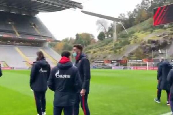 ZVEZDAŠI OSETILI TRAVU 'MUNISIPALA': Bragin "Kamenolom" sa samo 2 tribine je jedinstven stadion u Evropi! (VIDEO)