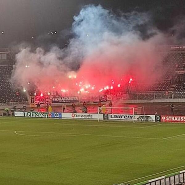 NAVIJAČI ANORTOZISA VERUJU U ČUDO: Kiprani napravili bakljadu na severu Partizanovog stadiona! (FOTO)