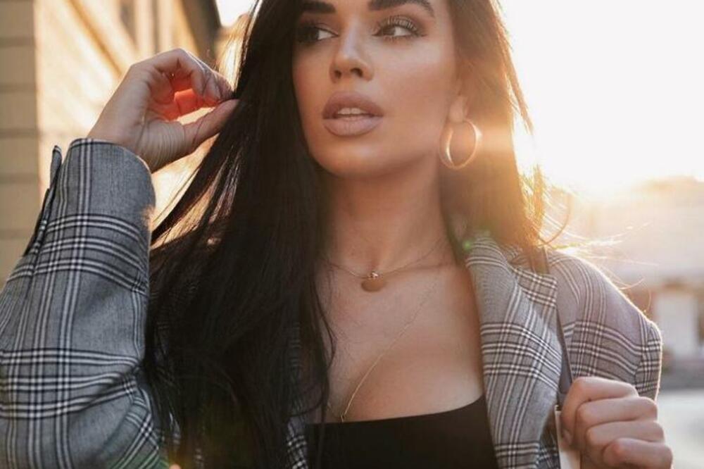 SKINULA SE VRELA IVANA, SVI GLEDAJU U CRNI BOMBASTIČNI BRUS: Grudi ogromne, GRMI I SEVA (FOTO)