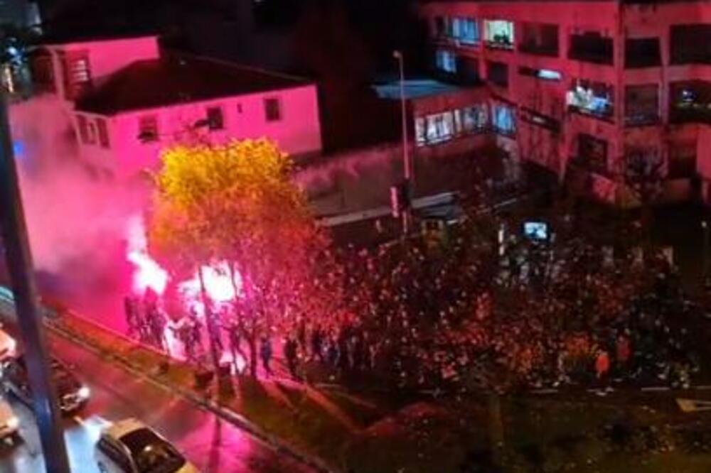 'DELIJE' OKUPIRALE BRAGU: Zvezda će imati jaku podršku, POLICIJA prati kolonu predvođenu BAKLJADOM! (VIDEO)