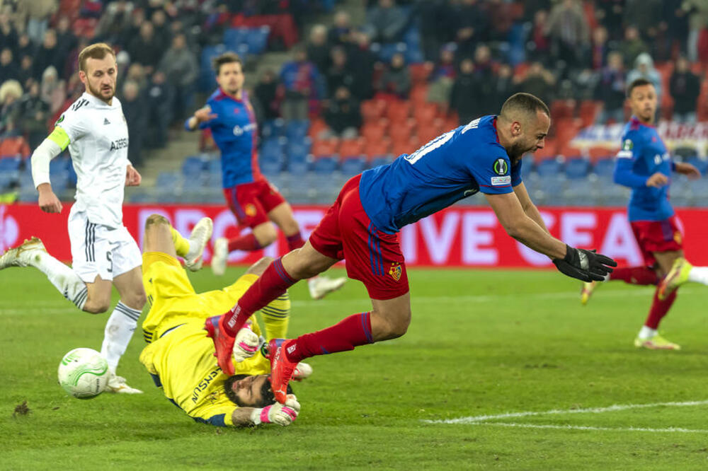 SUDIJA, JESI LI SLEP? Ne pamti se ovakav previd na evropskoj utakmici, lopta je ČITAV METAR bila u golu! (VIDEO)