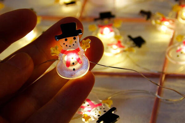 SIJALICE ZA NOVU GODINU: Lampice u obliku Sneška i u obliku pahuljica! (HIT CENA)
